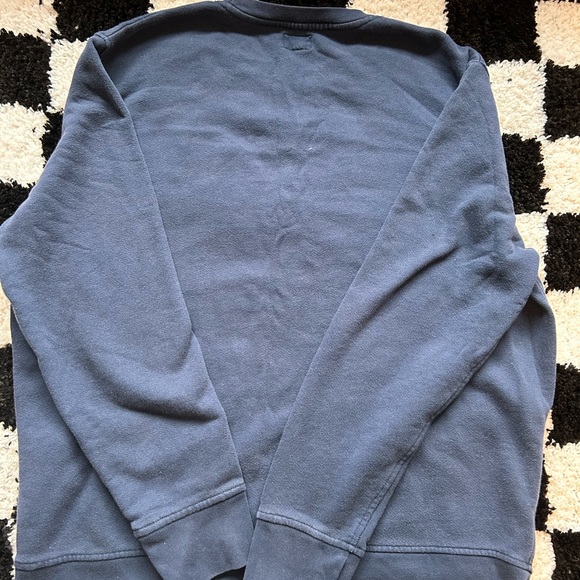 Blue Levi’s crewneck 2XL but fits like a large - Picture 4 of 5